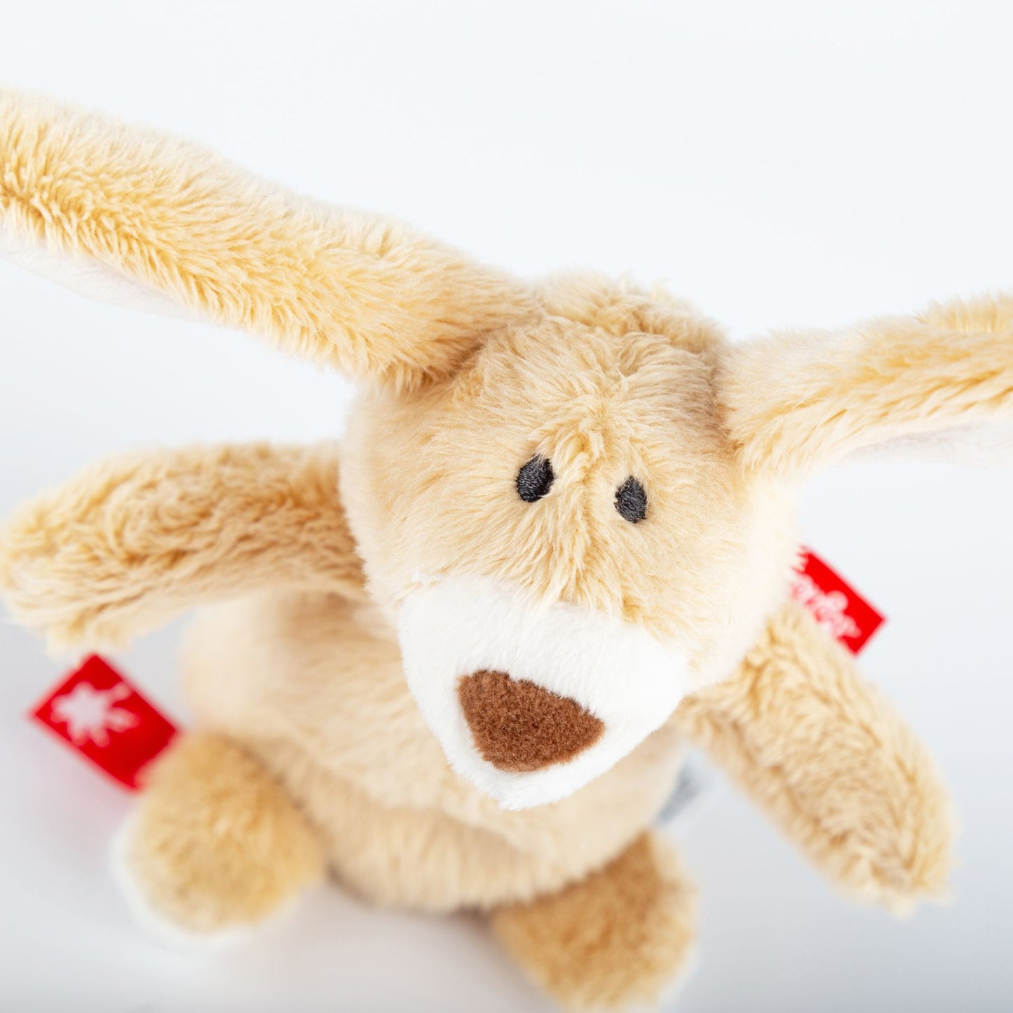 Das Mini Kuscheltier Hase Sweety ist handlich und leicht, perfekt für kleine Kinderhände.