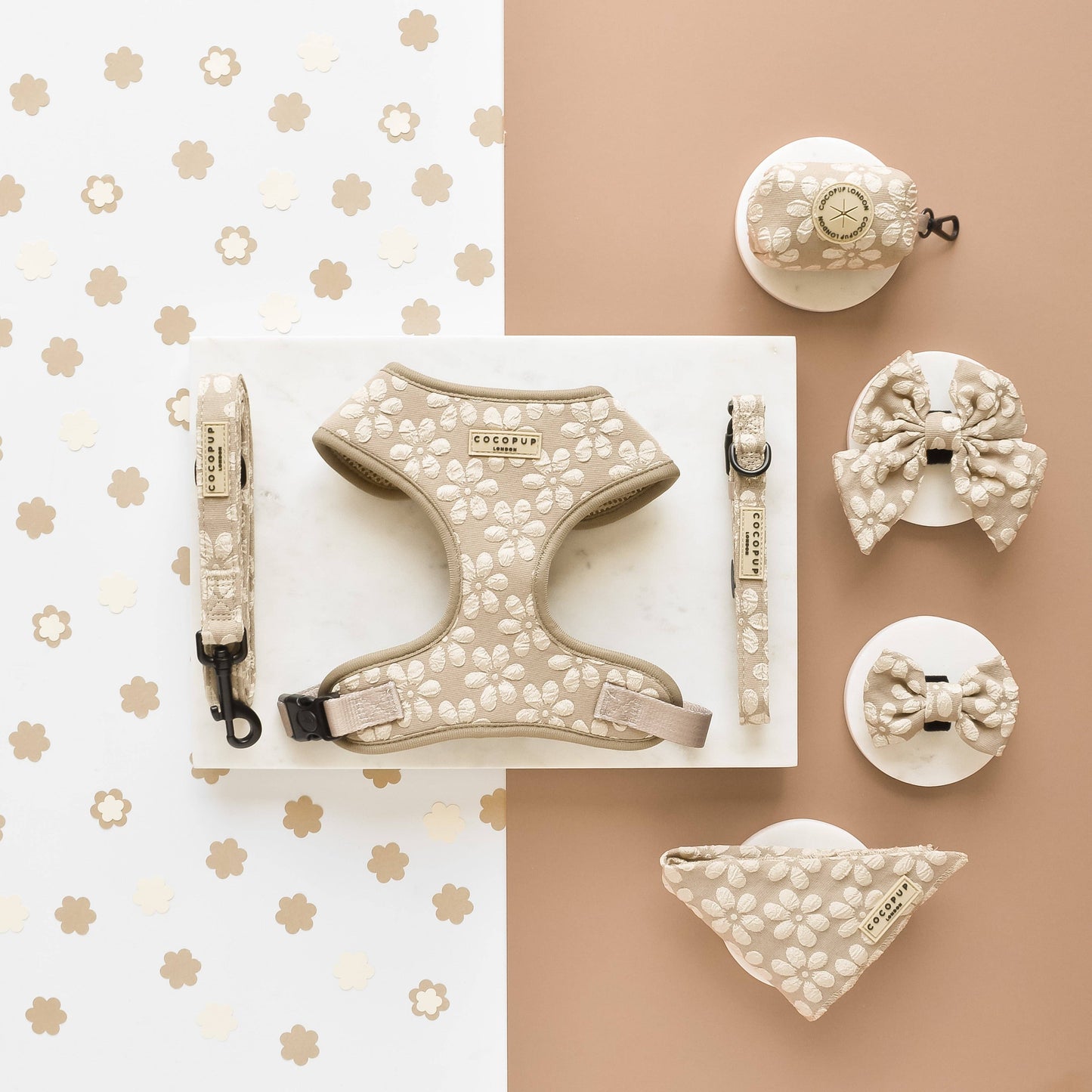 Der Mocha Flower Poop Bag Holder sorgt für Ordnung und Stil – passend zu allen Cocopup Produkten.