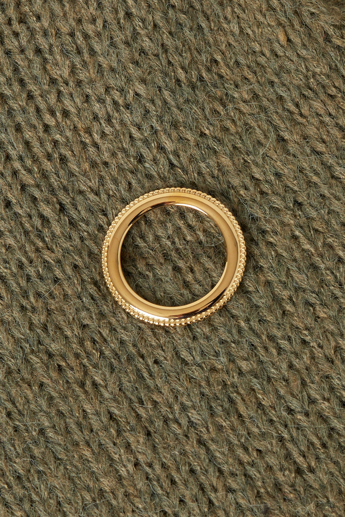 Goldene Kreisbrosche mit minimalistischer Form
