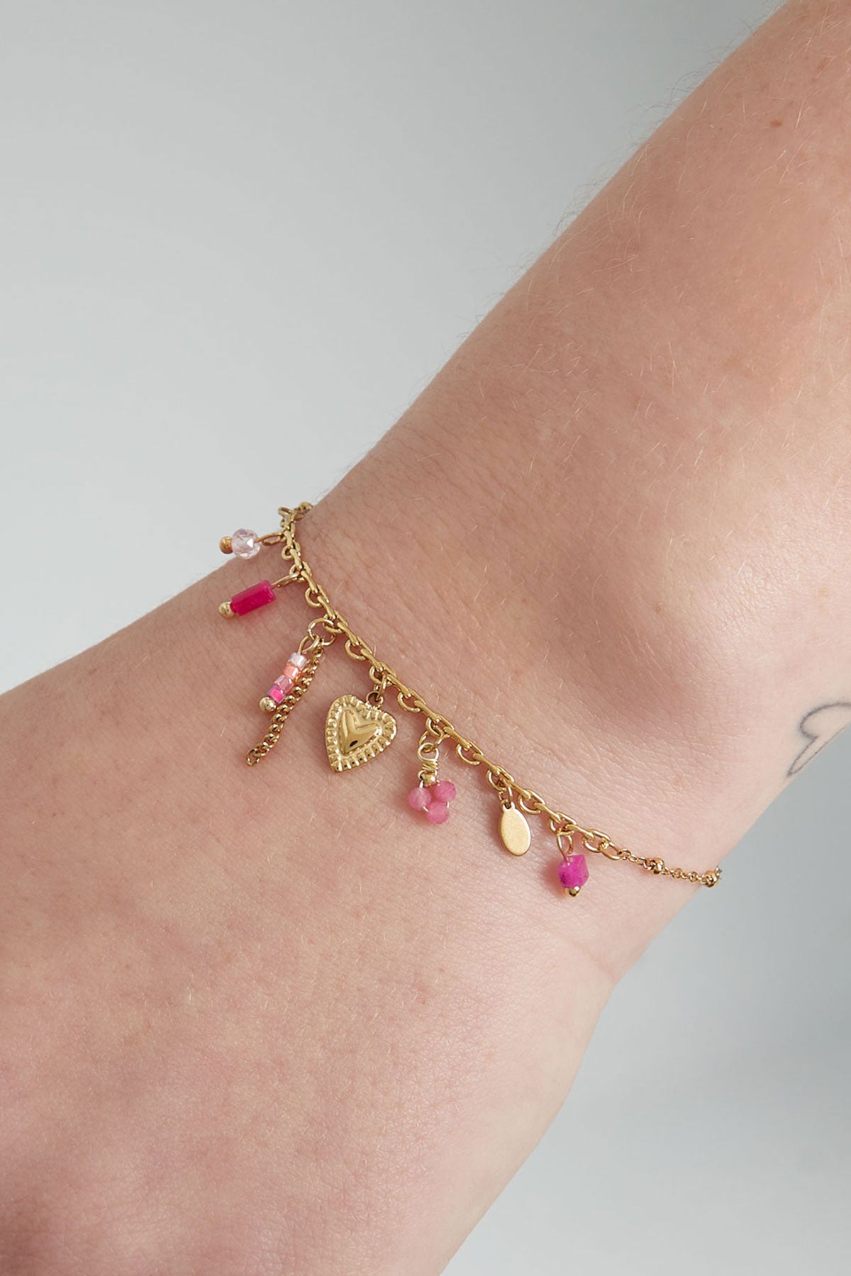 Bettelarmband „Pink Fiesta“ in Gold – perfekt für Sommeroutfits und festliche Anlässe