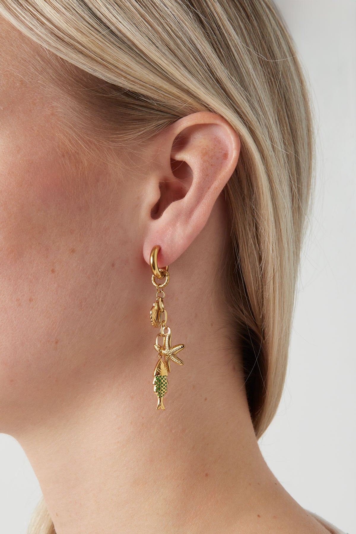 Die Charm-Ohrringe "In The Ocean" im Tragebild – ein elegantes Accessoire für einen maritimen Look