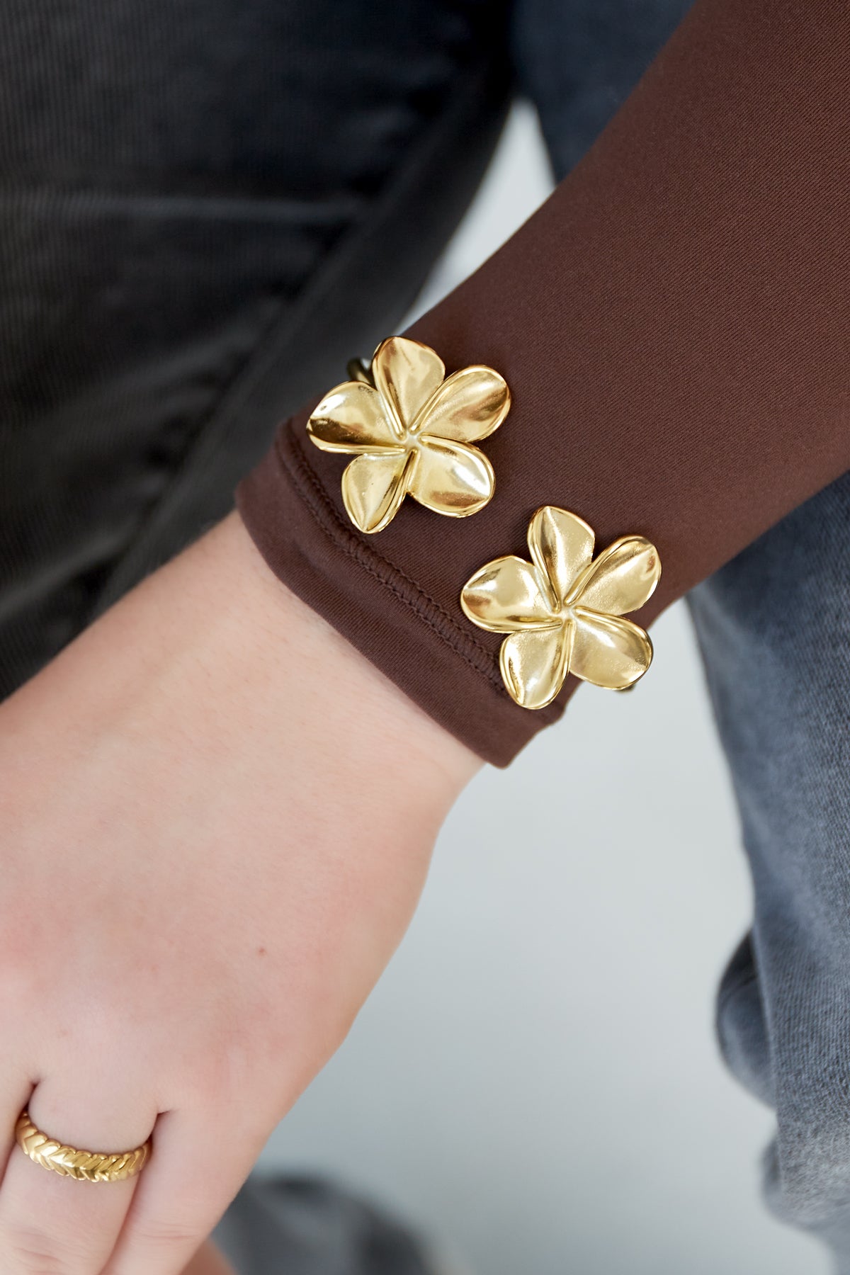 Elegantes Edelstahlarmband in Gold mit Blütenmotiven