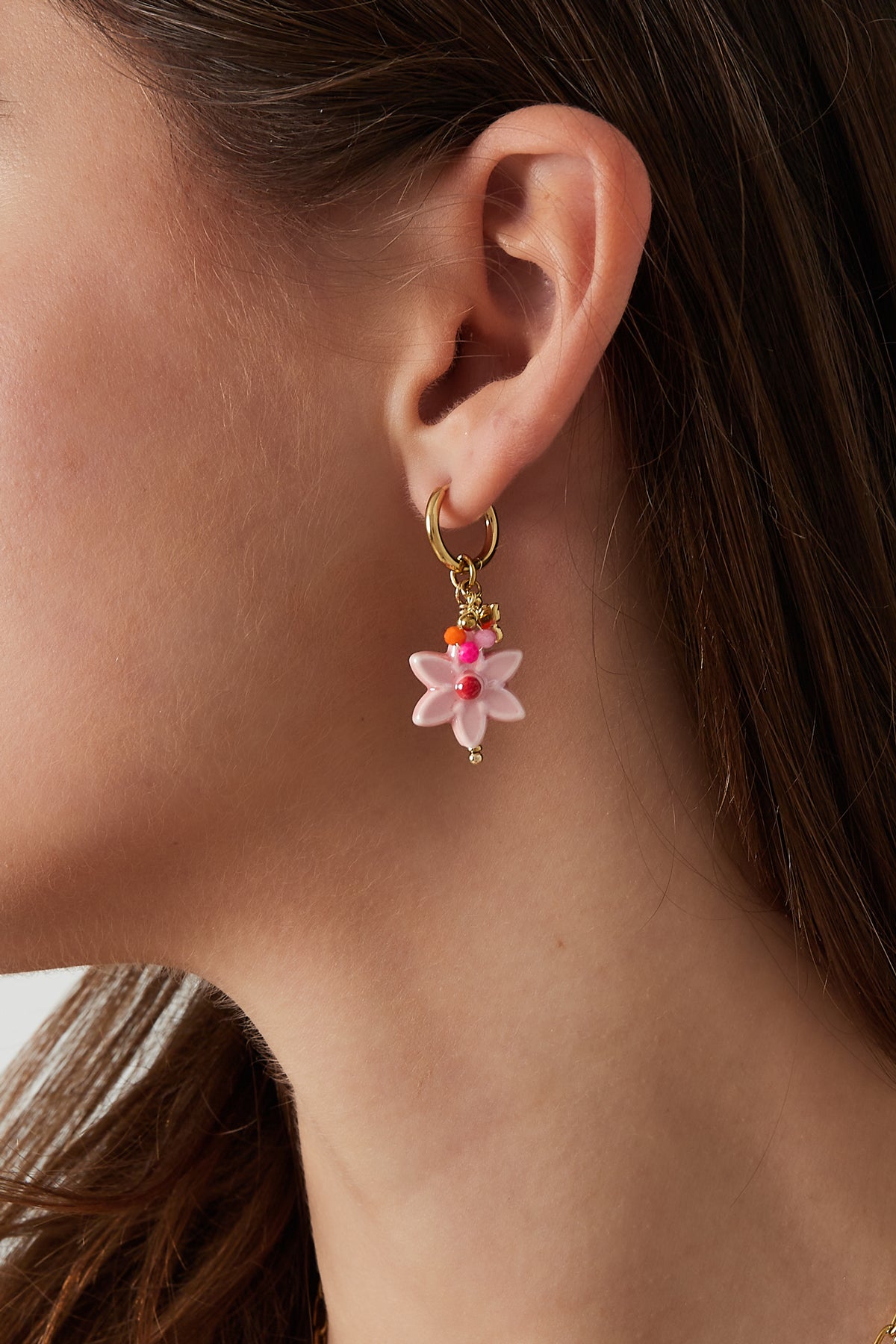 Charm-Ohrringe "Unique Bloom" in Gold mit rosanem Blütenanhänger, perfekt für den Frühling