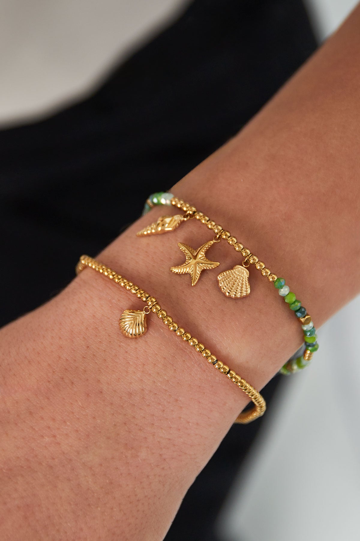 Perlenarmband mit vergoldetem Muschel-Anhänger
