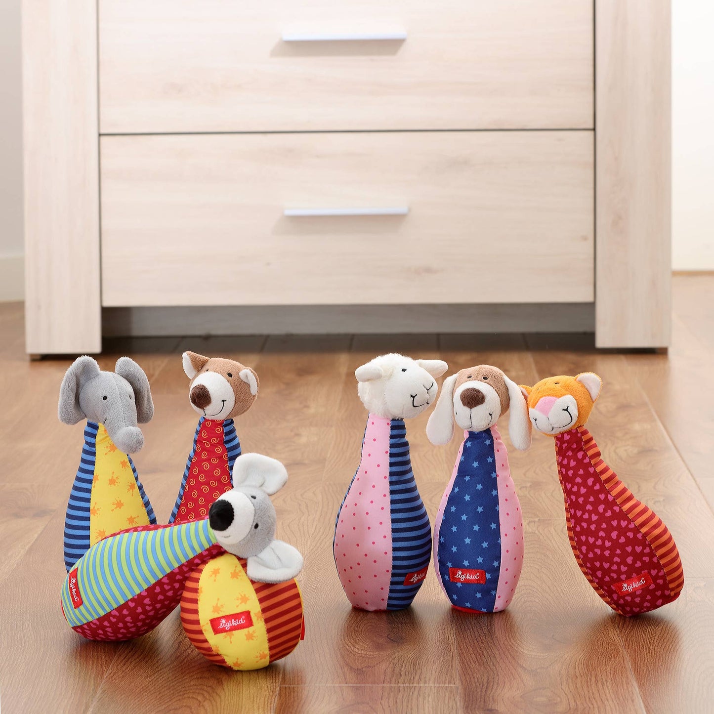 Sigikid Kegelspiel für Kleinkinder – Bunte Kegel aus weichem Material fördern die motorischen Fähigkeiten und sorgen für viel Spielspaß.