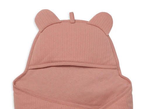 Puckdecke für dein Baby in Rosewood – praktisch für unterwegs, mit Öffnungen für den Autositz-Gurt.