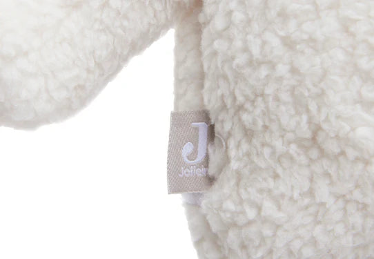 Das Kuscheltier Lamm von Jollein ist besonders weich und eignet sich perfekt als erstes Kuscheltier für dein Baby.