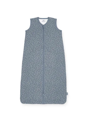 Der Baby-Schlafsack Jersey in Spickle Grey von Jollein sorgt für sicheren und bequemen Schlaf mit weichem, atmungsaktivem Stoff, ideal für empfindliche Babyhaut.