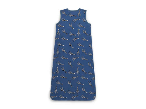 Der "Jersey Giraffe" Schlafsack in Jeansblau von Jollein bietet deinem Baby die perfekte Mischung aus Komfort und Stil für eine erholsame Nacht.
