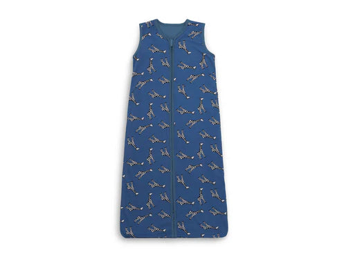 Der Schlafsack mit Giraffenprint in Jeansblau ist aus weichem Jersey gefertigt und sorgt für ein angenehmes Schlafklima für dein Baby.