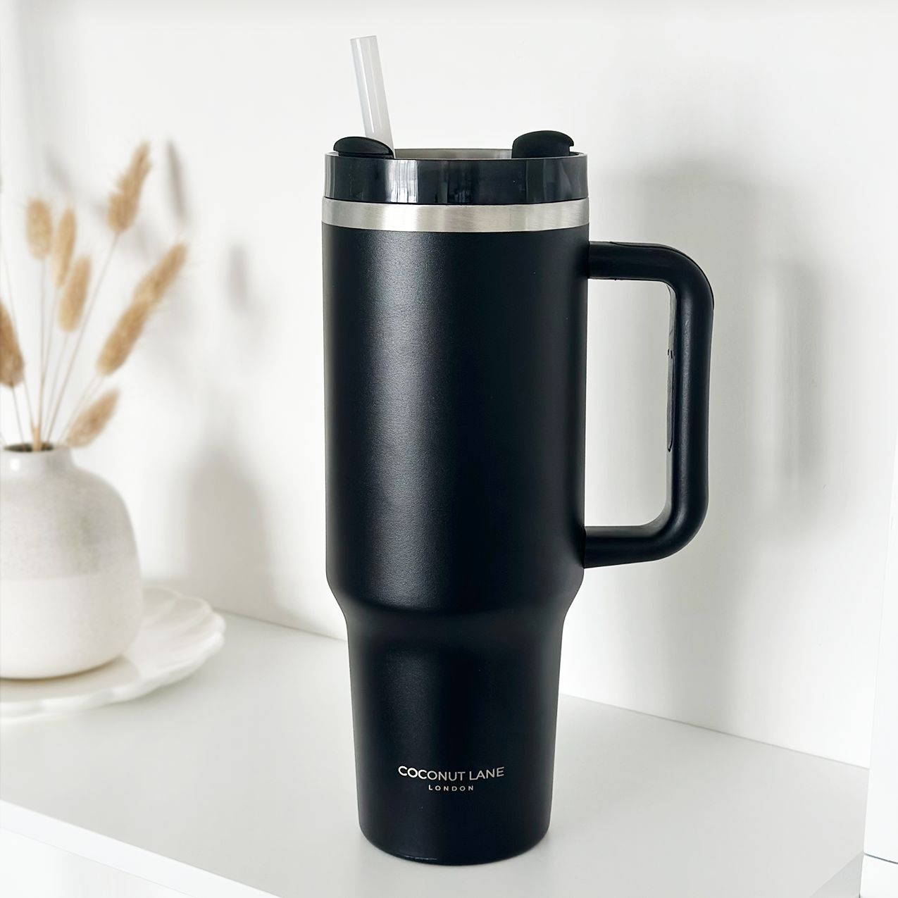 Edelstahl Tumbler in elegantem Onyx Schwarz – hält Getränke heiß oder kalt.