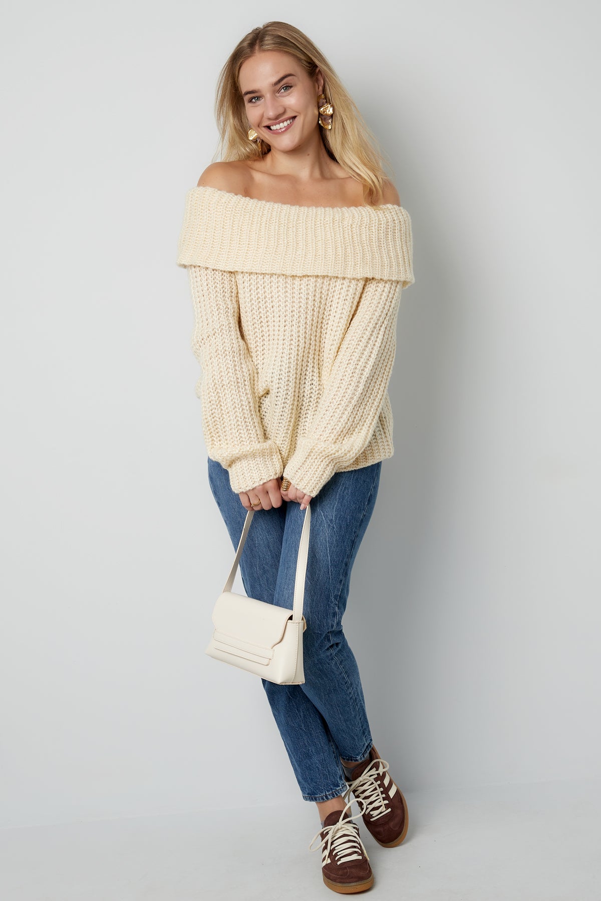 Vorderansicht des Pullover "Frosty Morning" mit schulterfreiem Design und cremeweißer Farbe.
