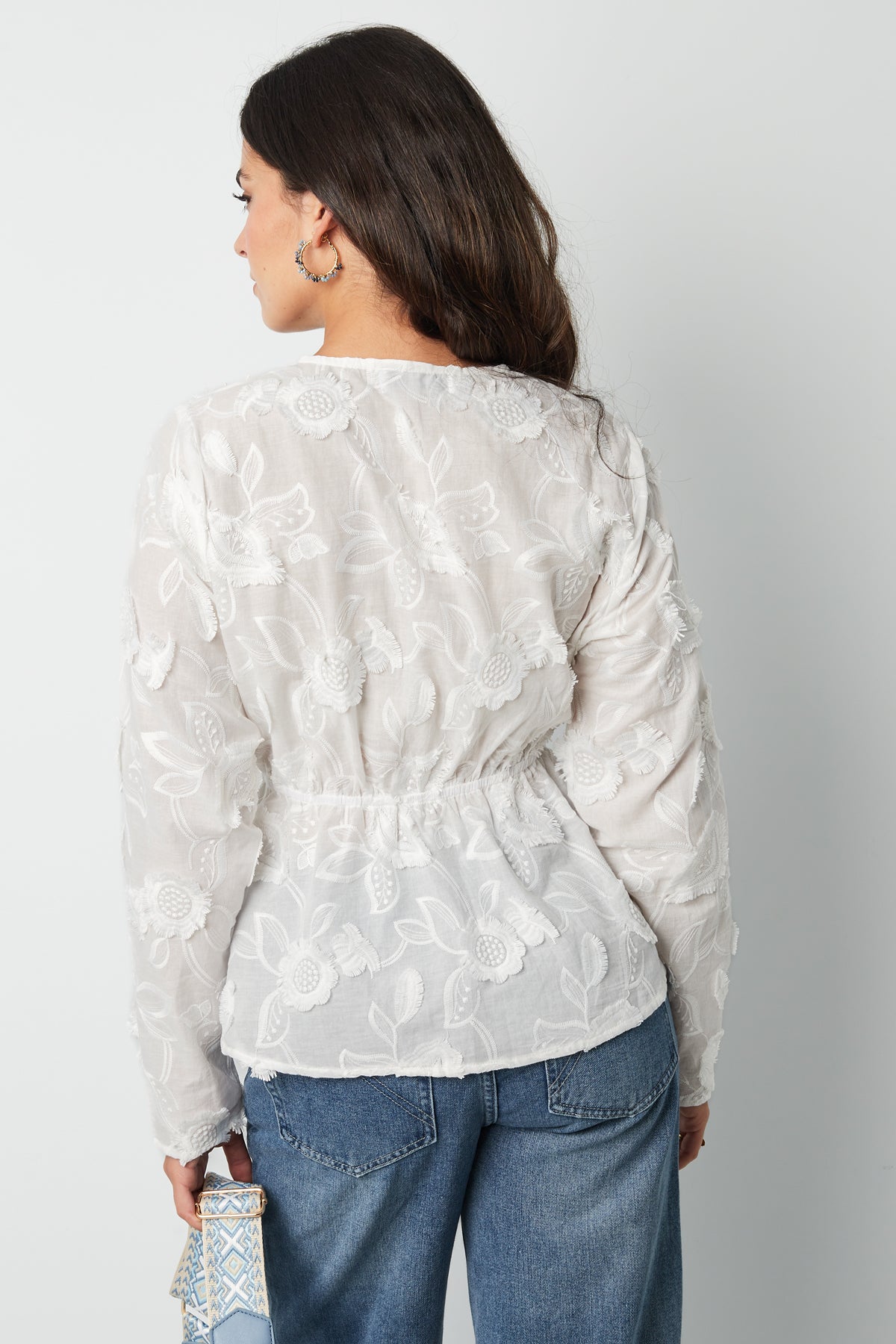 Rückansicht der süßen Tunika mit Blumenmuster – ein luftiges, sommerliches Design.