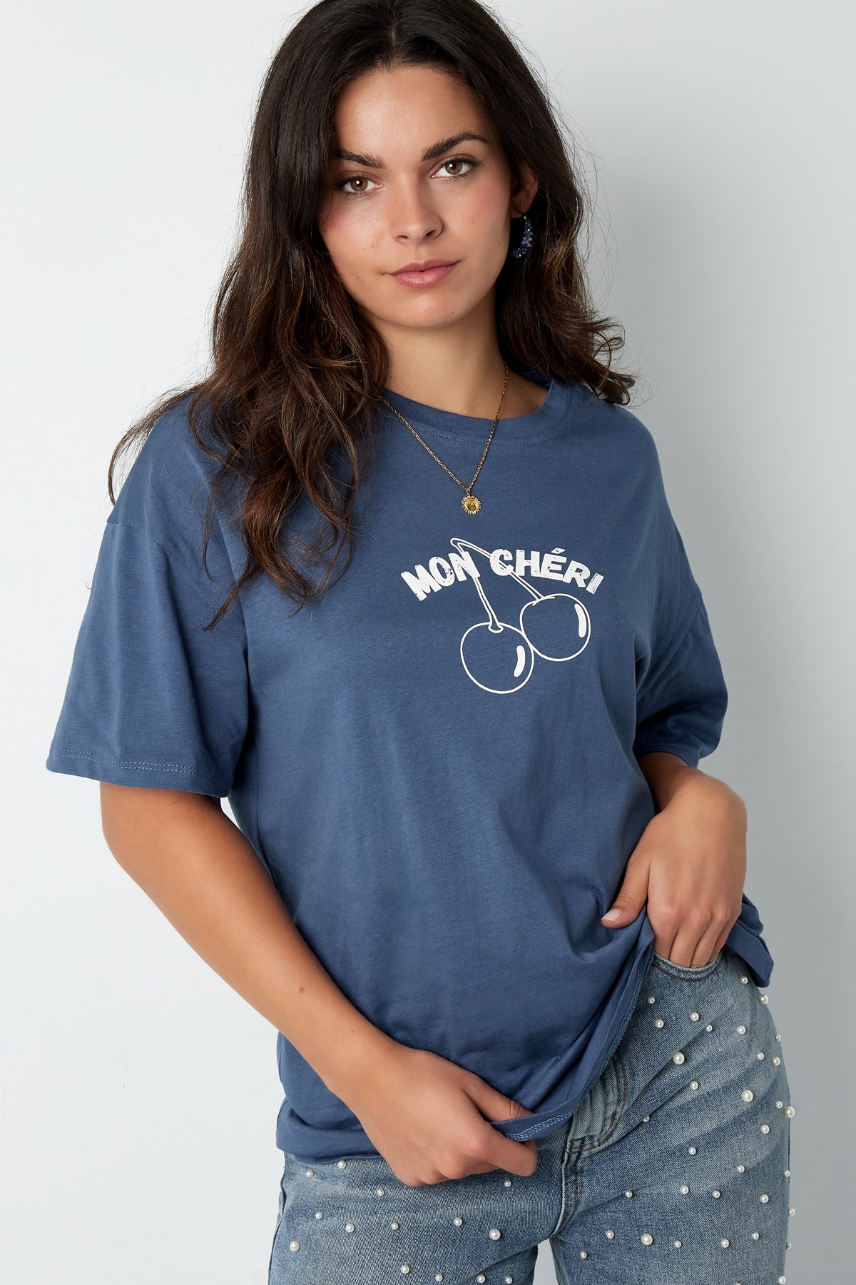 T-Shirt „Mon Cheri“ in Blau, Vorderansicht mit „MON CHÉRI“-Schriftzug und Kirsche