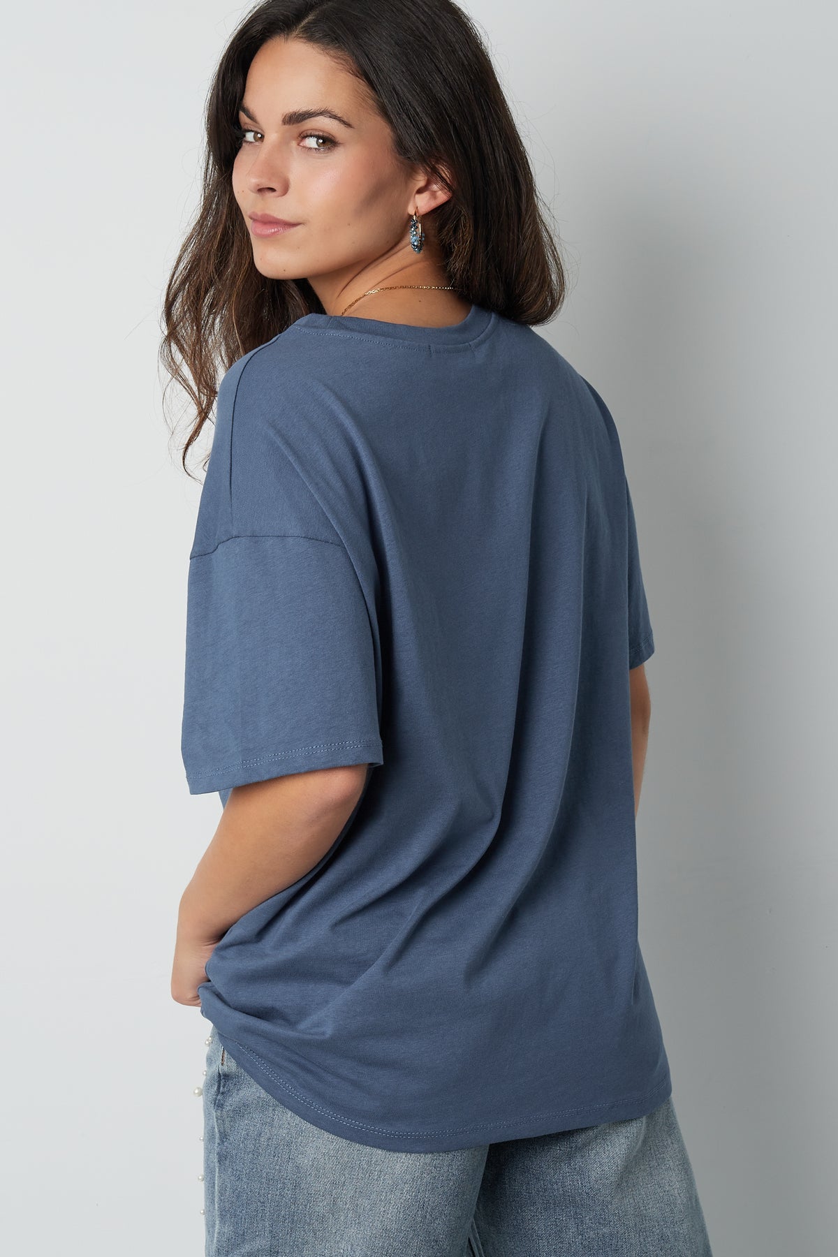 Rückansicht des blauen T-Shirts „Mon Cheri“ aus 100 % Baumwolle