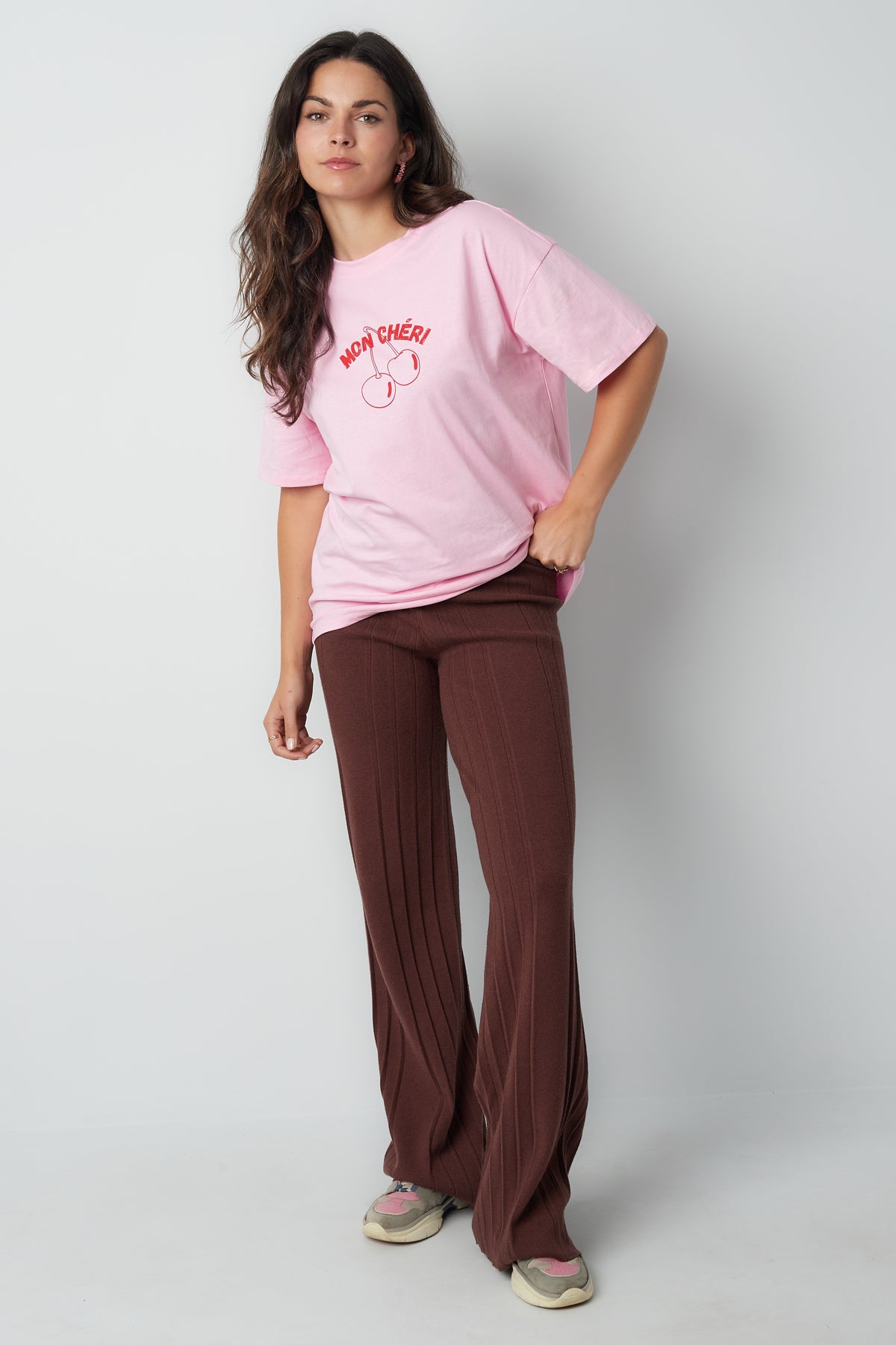 Rosa T-Shirt „Mon Cheri“ mit Kirsche und „MON CHÉRI“-Schriftzug auf der Vorderseite