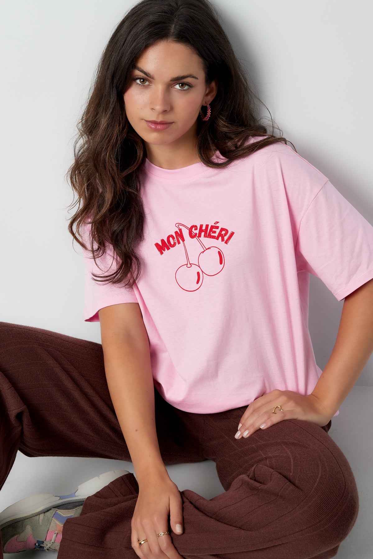 Rosa T-Shirt „Mon Cheri“ mit „MON CHÉRI“-Schriftzug und Kirsche auf der Vorderseite