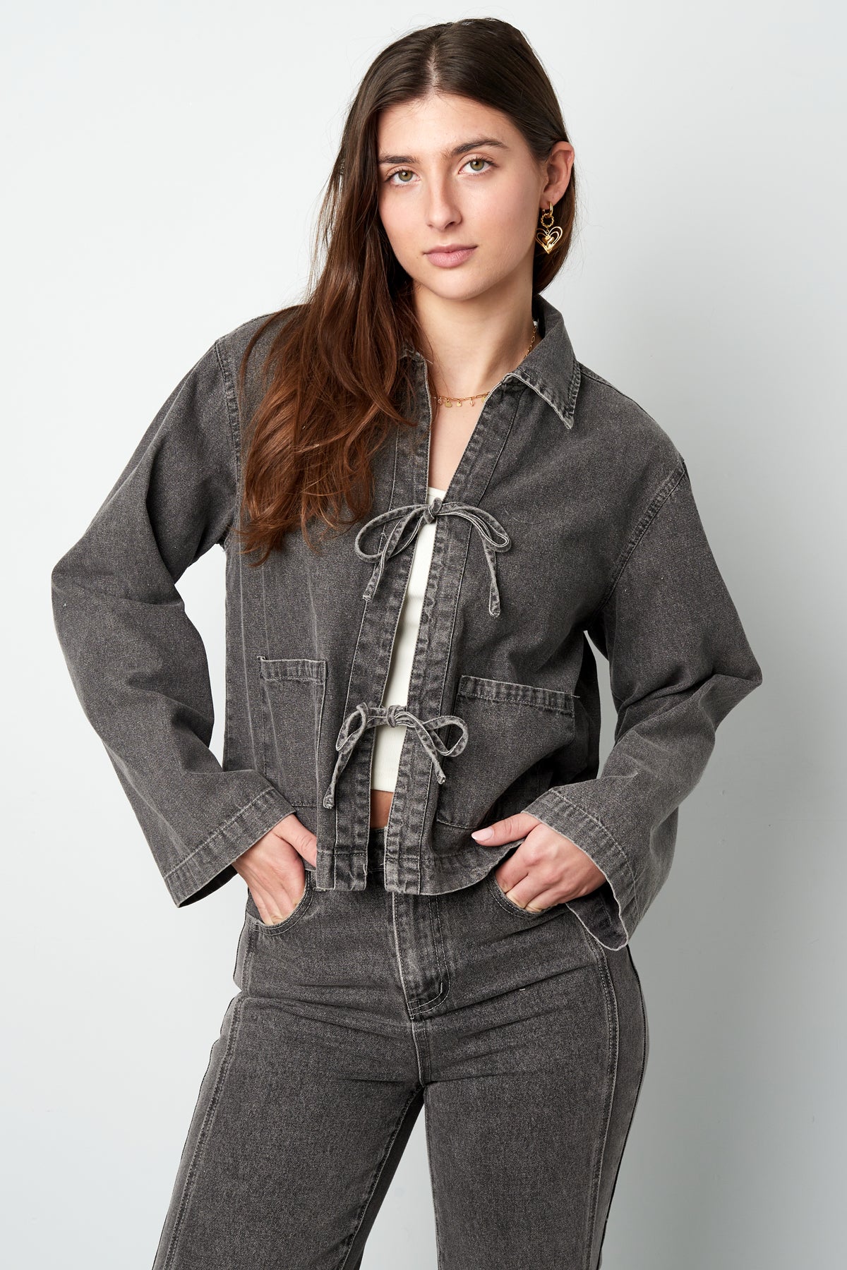 Vorderansicht der grauen Jeansjacke mit gebundenem Knotenverschluss