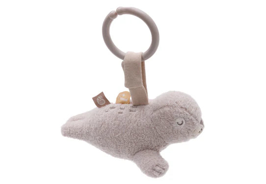 Der weiche „Deepsea Seal“ Anhänger in Blau – Ein süßer Begleiter am Kinderwagen.