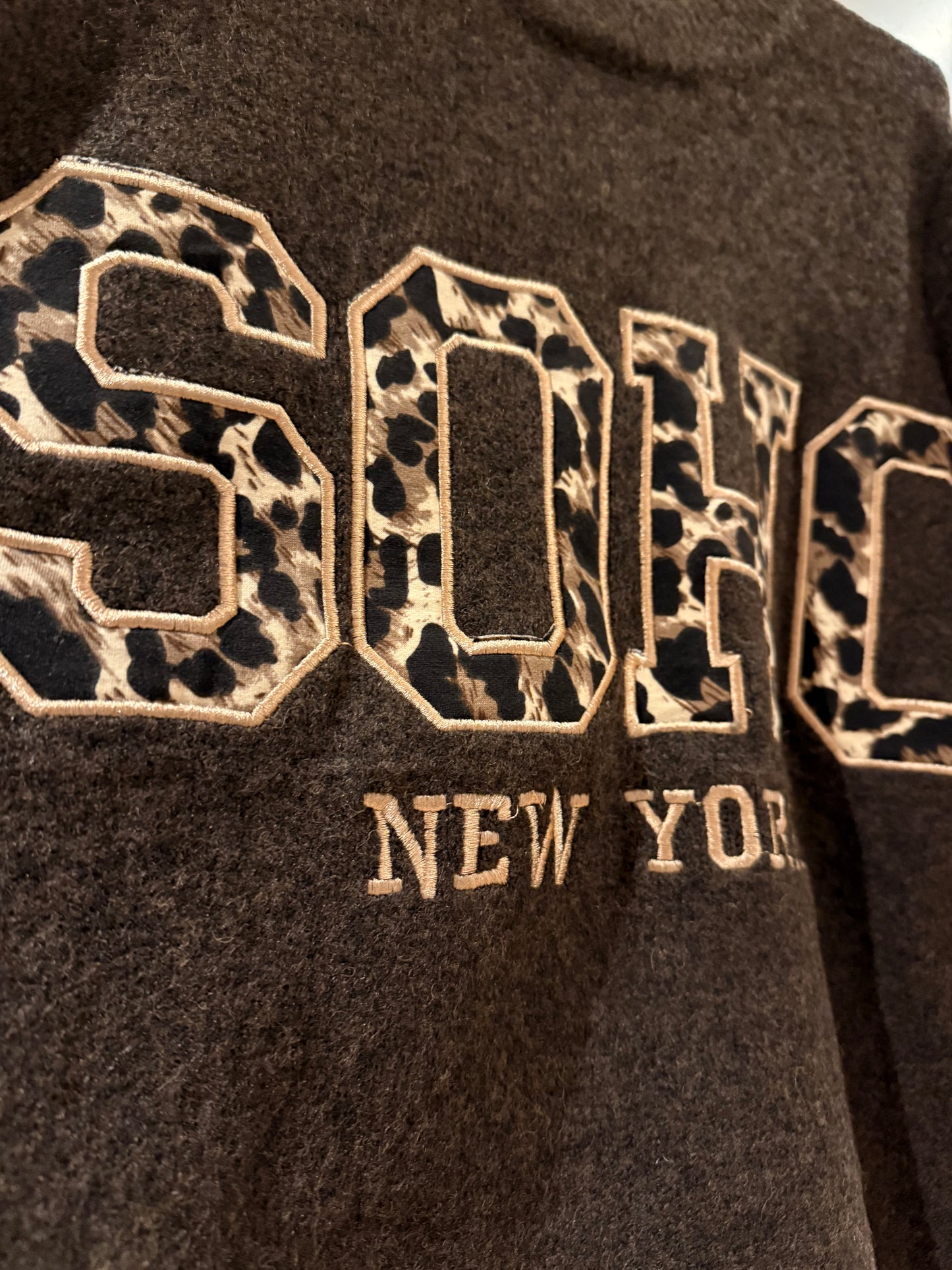 Kuscheliger Strickpullover mit SOHO Aufdruck und Leo-Print in angesagtem Schokoladenbraun