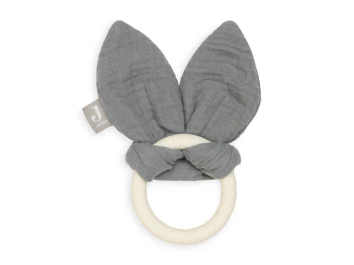 Jollein Beißring „Bunny Ears“ in Storm Grey – aus sicherem Silikon für beruhigendes Zahnfleischmassieren.