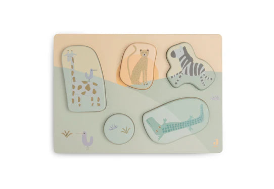 Das „Jungle Jambo“-Holzpuzzle von Jollein bietet nicht nur Spielspaß, sondern fördert auch die Feinmotorik und kognitiven Fähigkeiten von Babys.