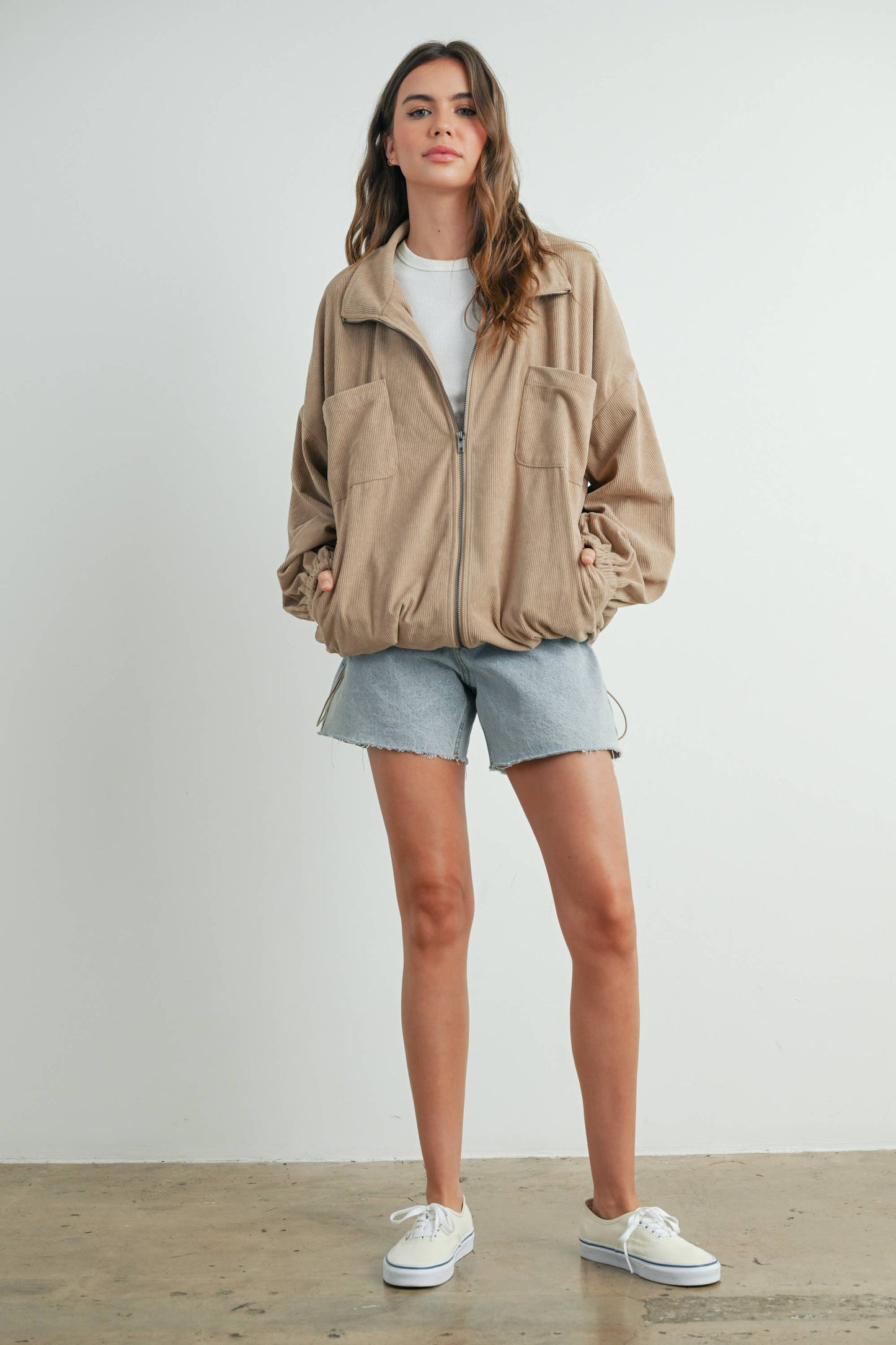 Beige Oversized Cordjacke aus weichem Material im modernen Layering-Look