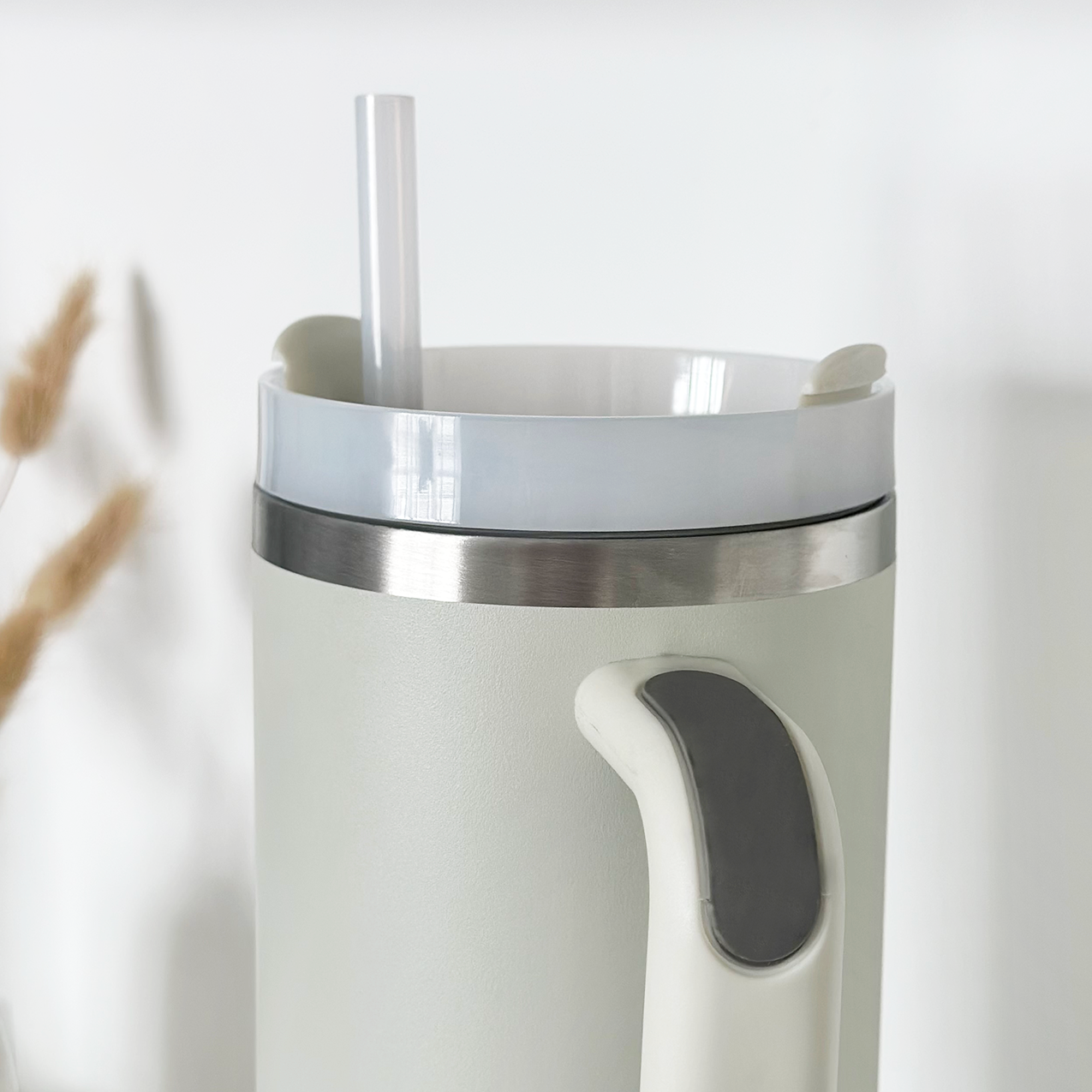Dein neuer Lieblings-Tumbler: Greige Edelstahl Tumbler für alle Gelegenheiten.