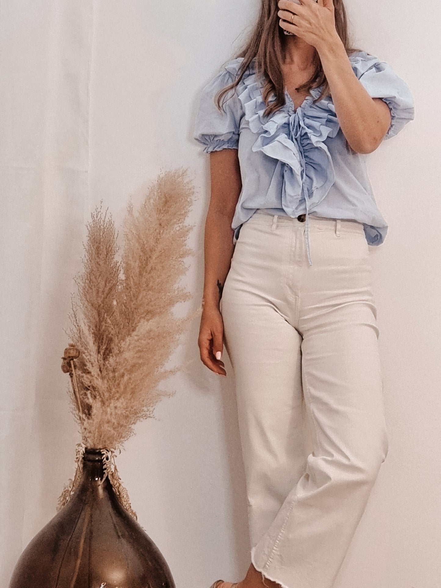 Hellblaue Baumwollbluse mit Rüschen und kurzen Ärmeln