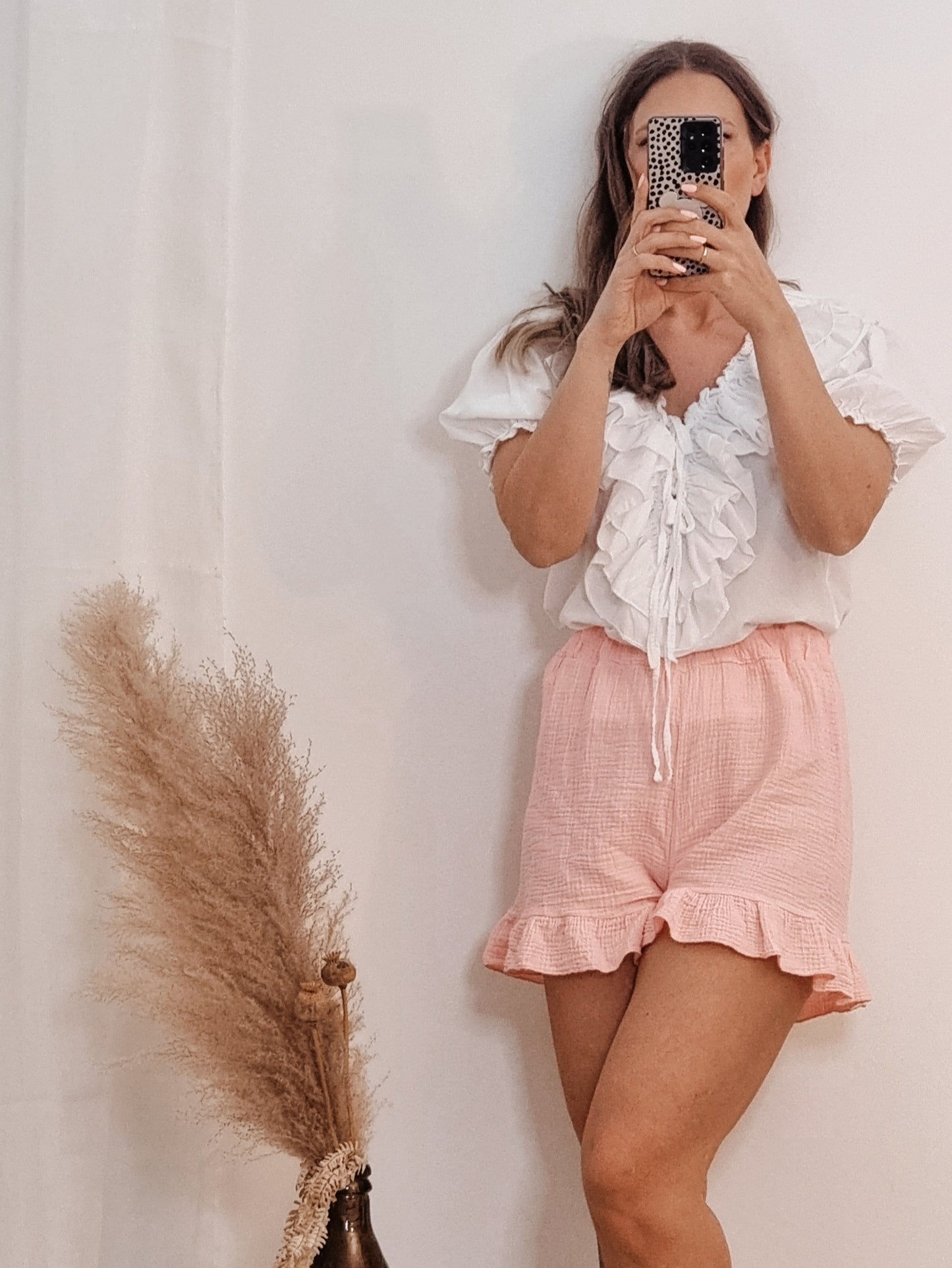 Weiße Baumwollbluse mit Rüschenkragen und Bindeband