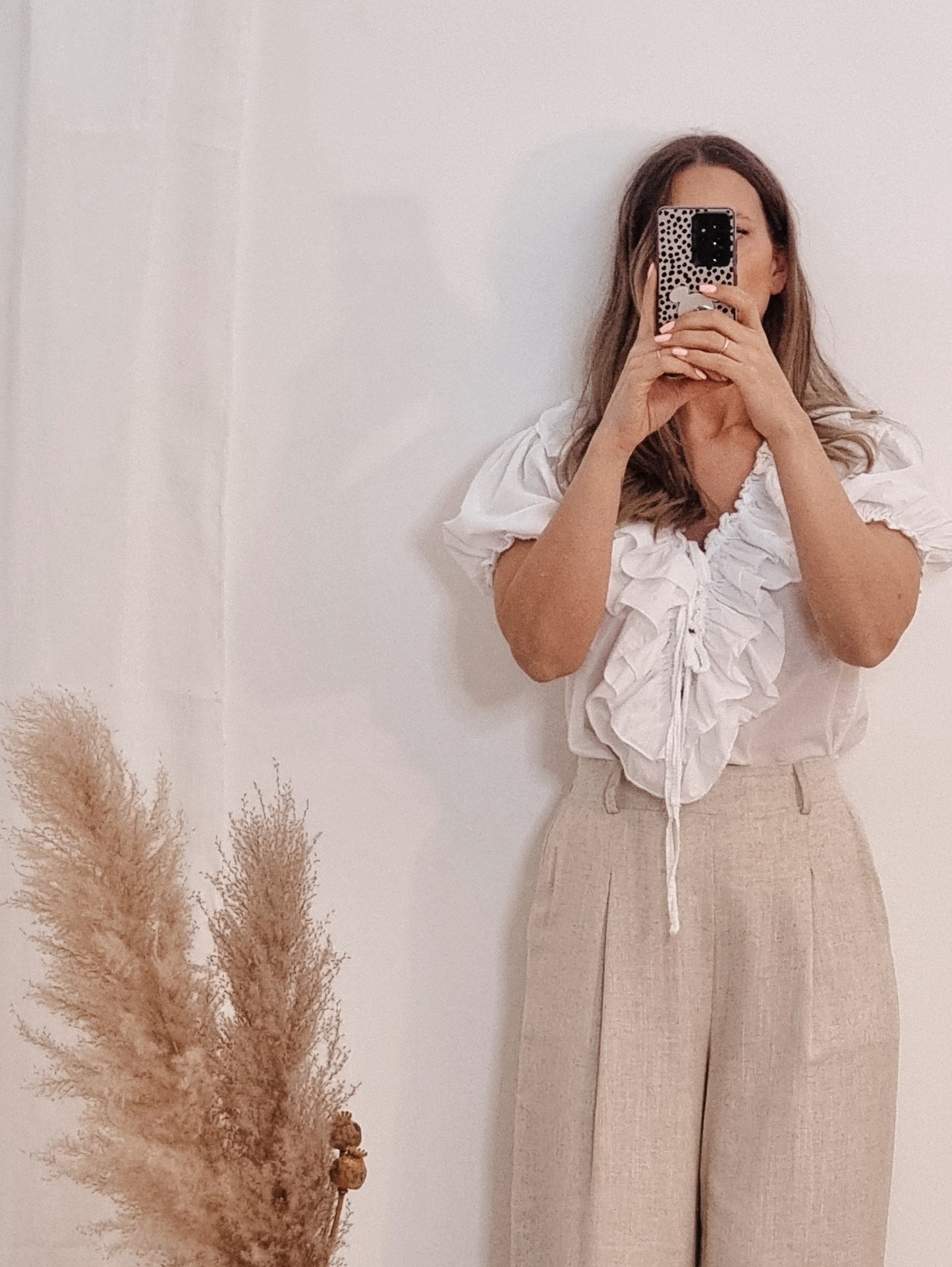Klassische Bluse in Weiß mit femininen Rüschendetails