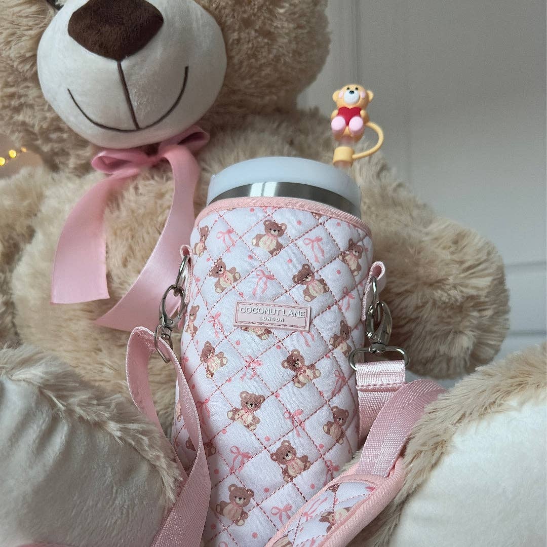 Mit dem Teddy Love Straw Cover in Hellbraun bringst du niedlichen Charme in deinen Alltag und schützt gleichzeitig deinen Strohhalm.