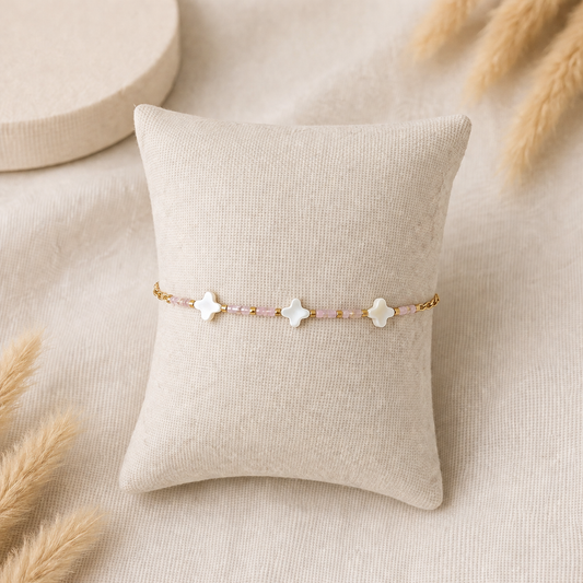 Perlenarmband mit weißen Blüten in Rosa & Gold