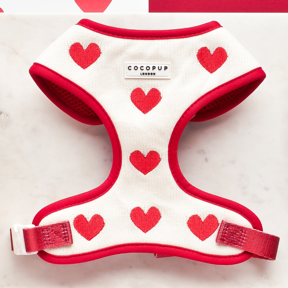 Besticktes Herz Adjustable Neck Harness – niedlich und bequem für deinen Hund.