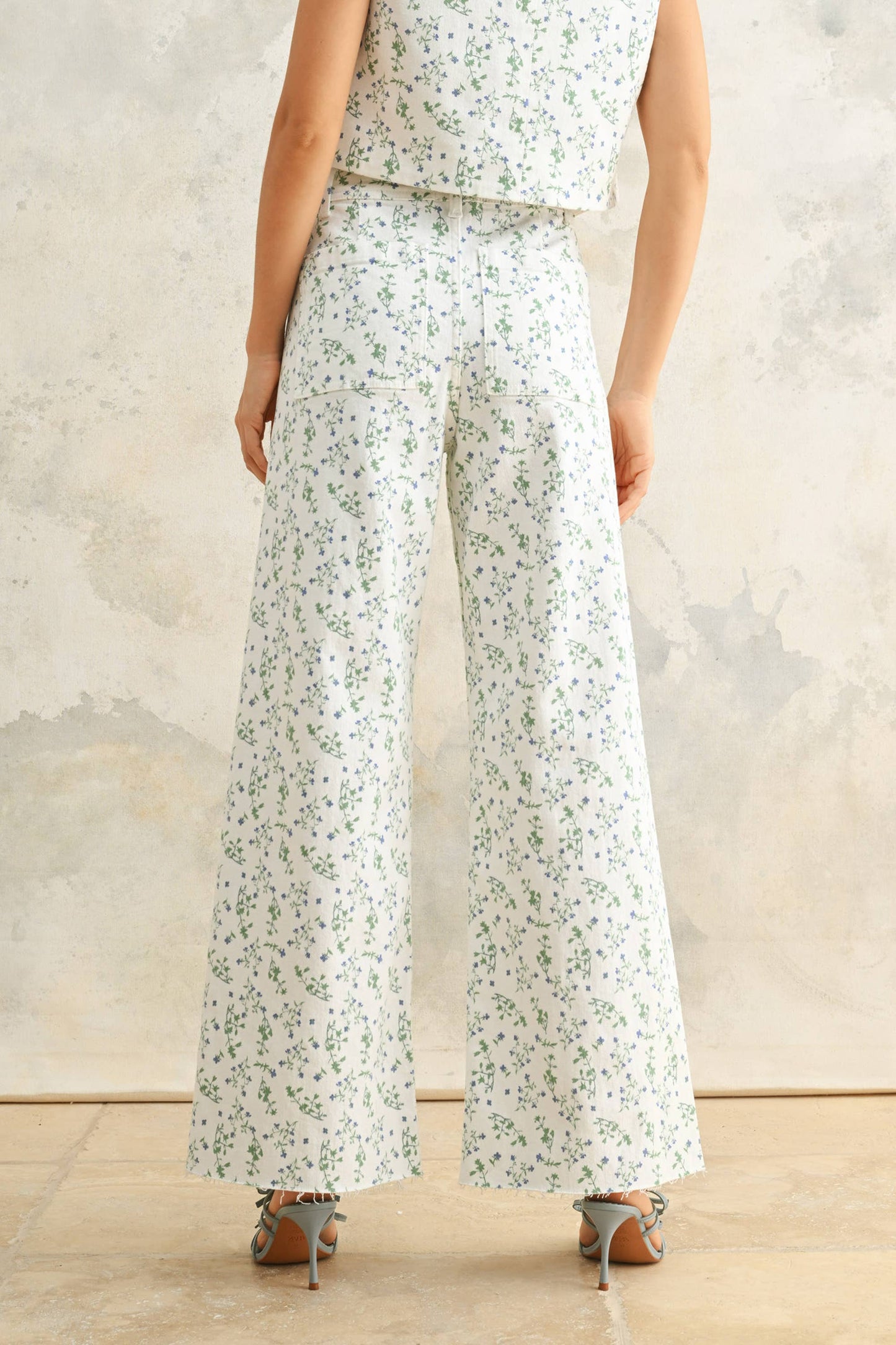 Lässige Wide-Leg-Jeans mit Blumenmuster – Dein neuer Frühlingslook mit süßem Blumenprint und lockerer Passform für einen entspannten Style.
