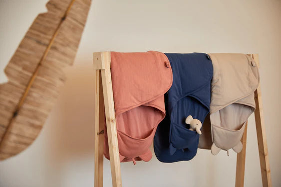 Puckdecke mit Ohren in Rosewood für Babys – hochwertiges Material und niedliches Design für den kleinen Liebling.