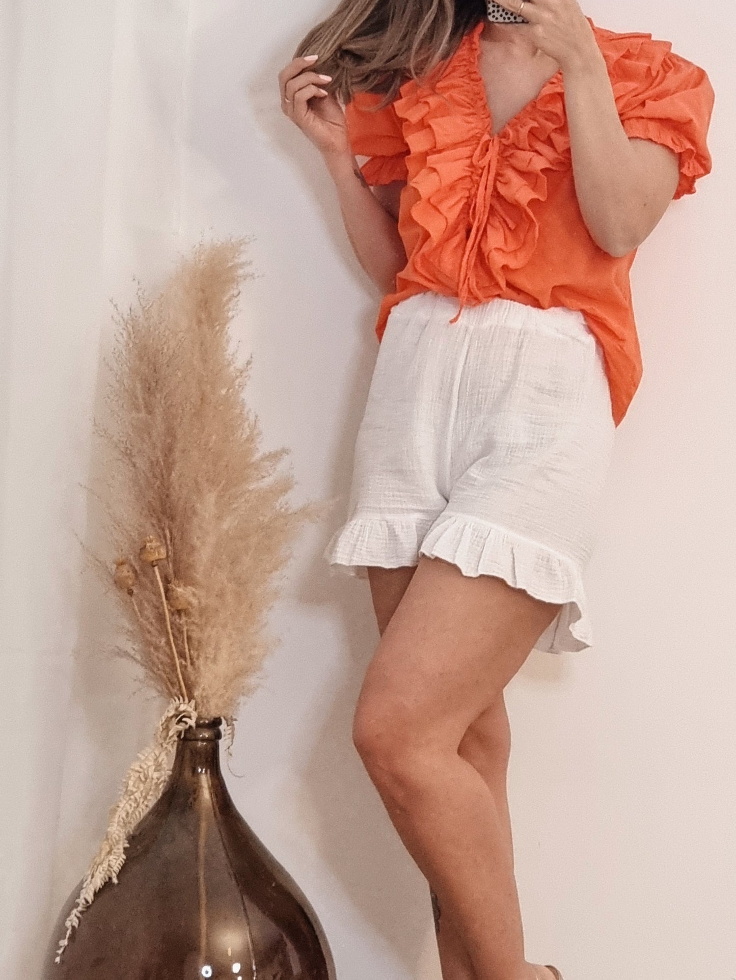 Luftige Rüschenshorts in weiß – perfekt für warme Tage