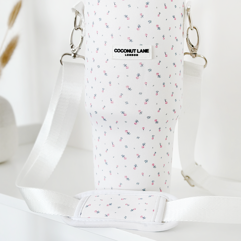 Blumenmuster-Tumblerhülle – Weißes Design mit niedlichem Ditsy Floral-Muster, ideal für den Transport deines Tumblers.