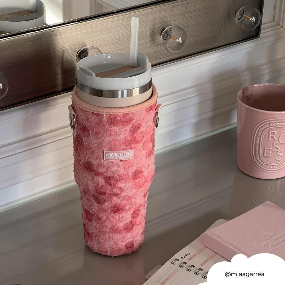 Tumbler-Hülle mit floralen 3D-Details – Schütze deinen Tumbler mit dieser praktischen und hübschen Hülle, die durch ihre 3D-Blumenmuster wirklich auffällt.