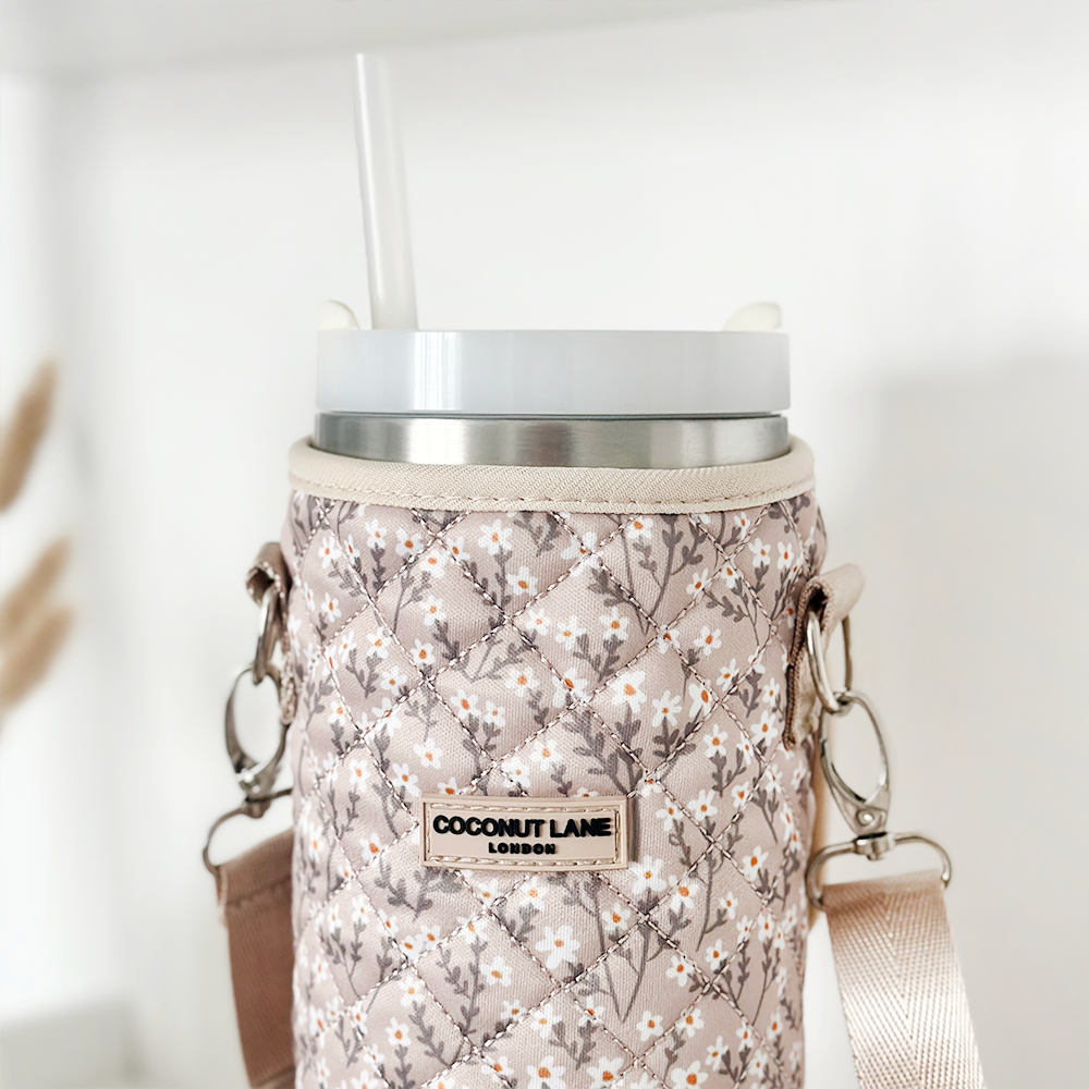 Elegante Tumbler-Hülle mit Blumenmuster – Die Nude Flowers Quilted Carry Case bietet sicheren Schutz für deinen Tumbler und sieht dabei fantastisch aus.