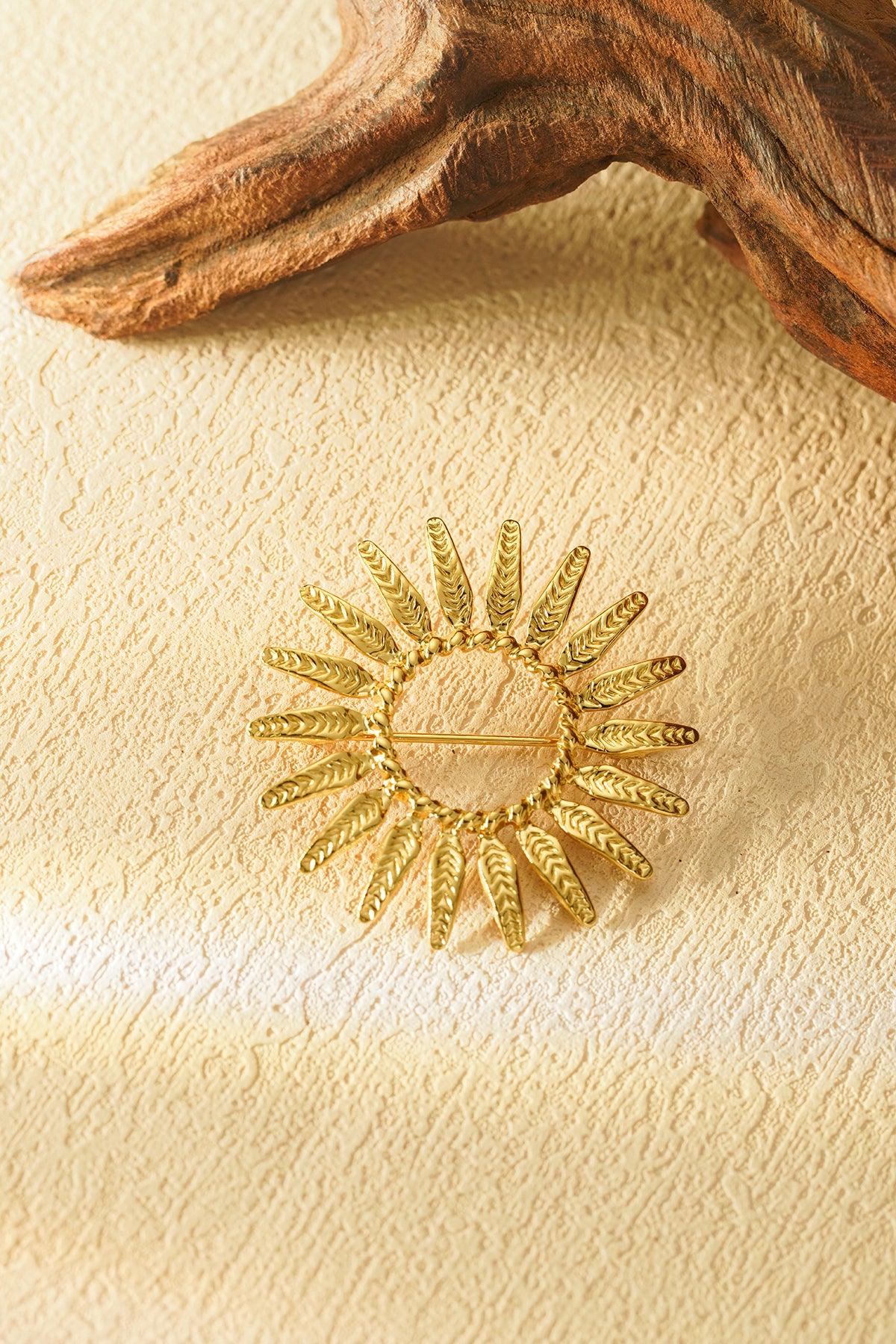 Sonnenbrosche in Gold – perfektes Accessoire für den Sommerlook