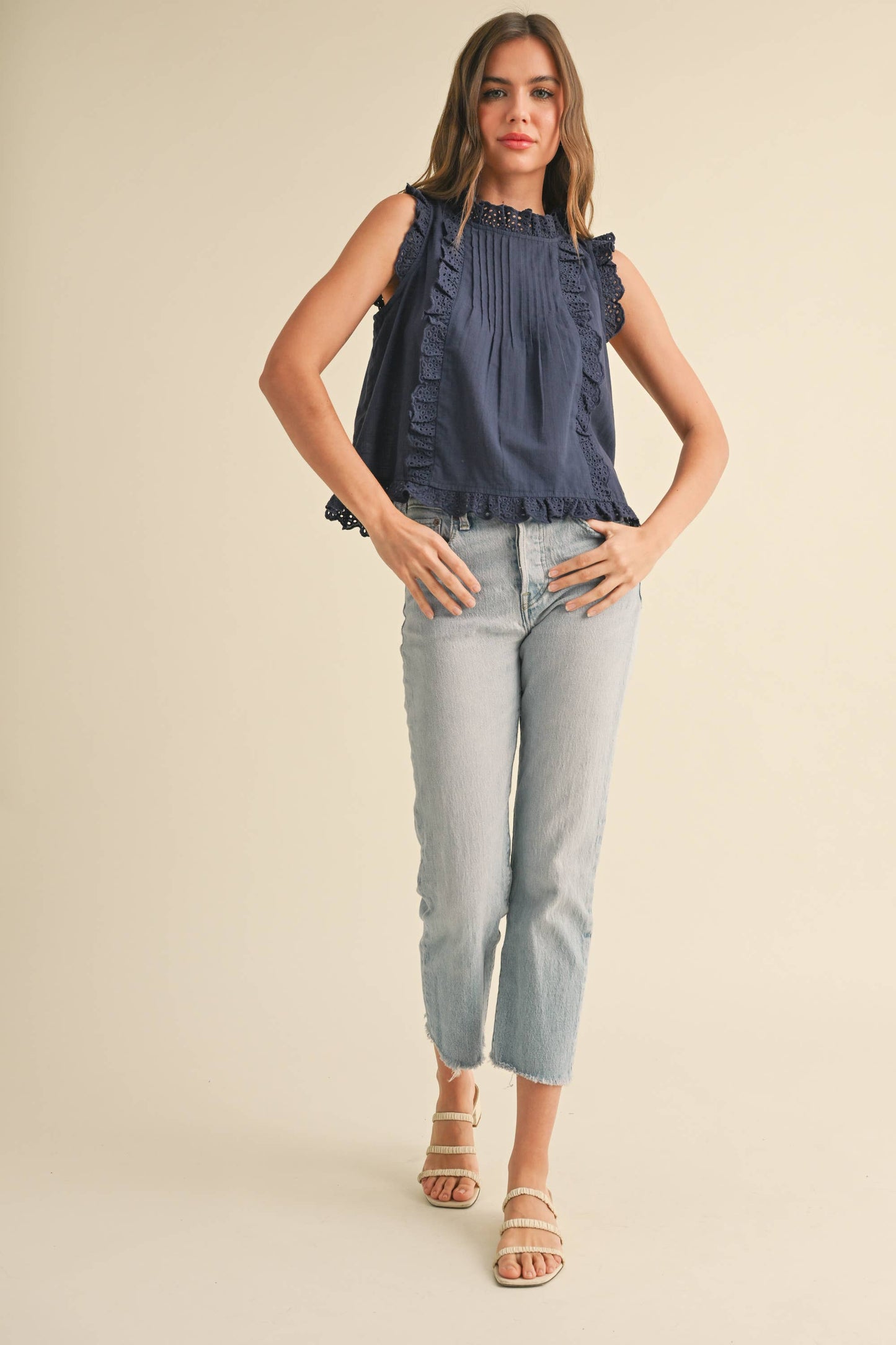 Ärmellose Bluse mit Rüschen