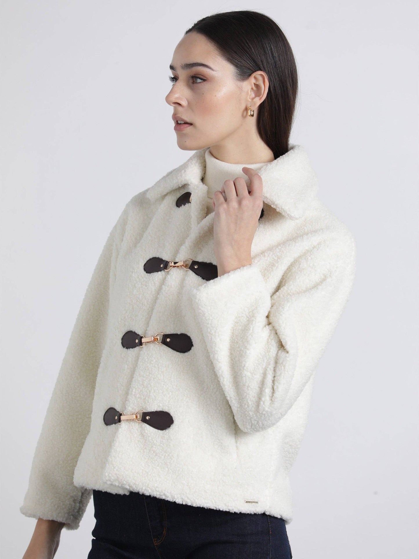 Warme Damen Teddyjacke mit weichem Fleece-Material und dekorativen Knebelverschlüssen
