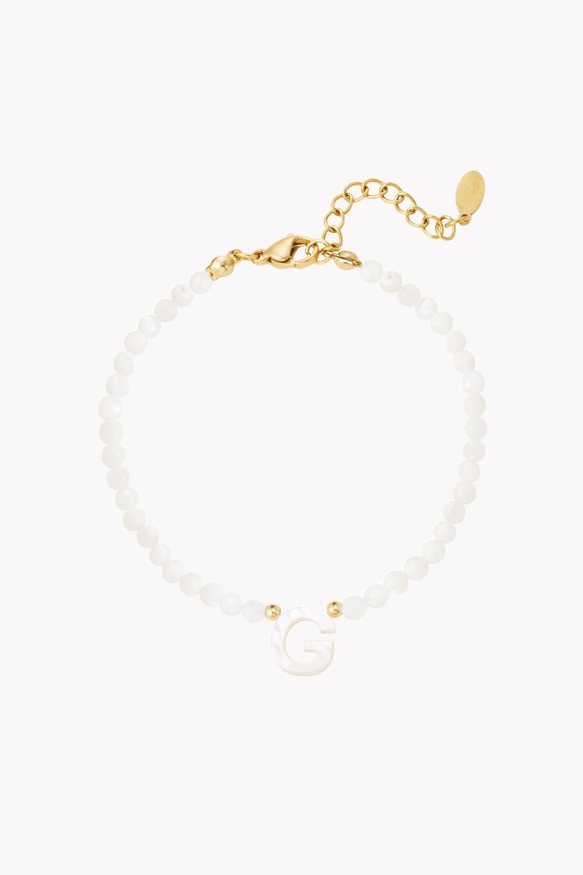 Perlenarmband mit Initiale