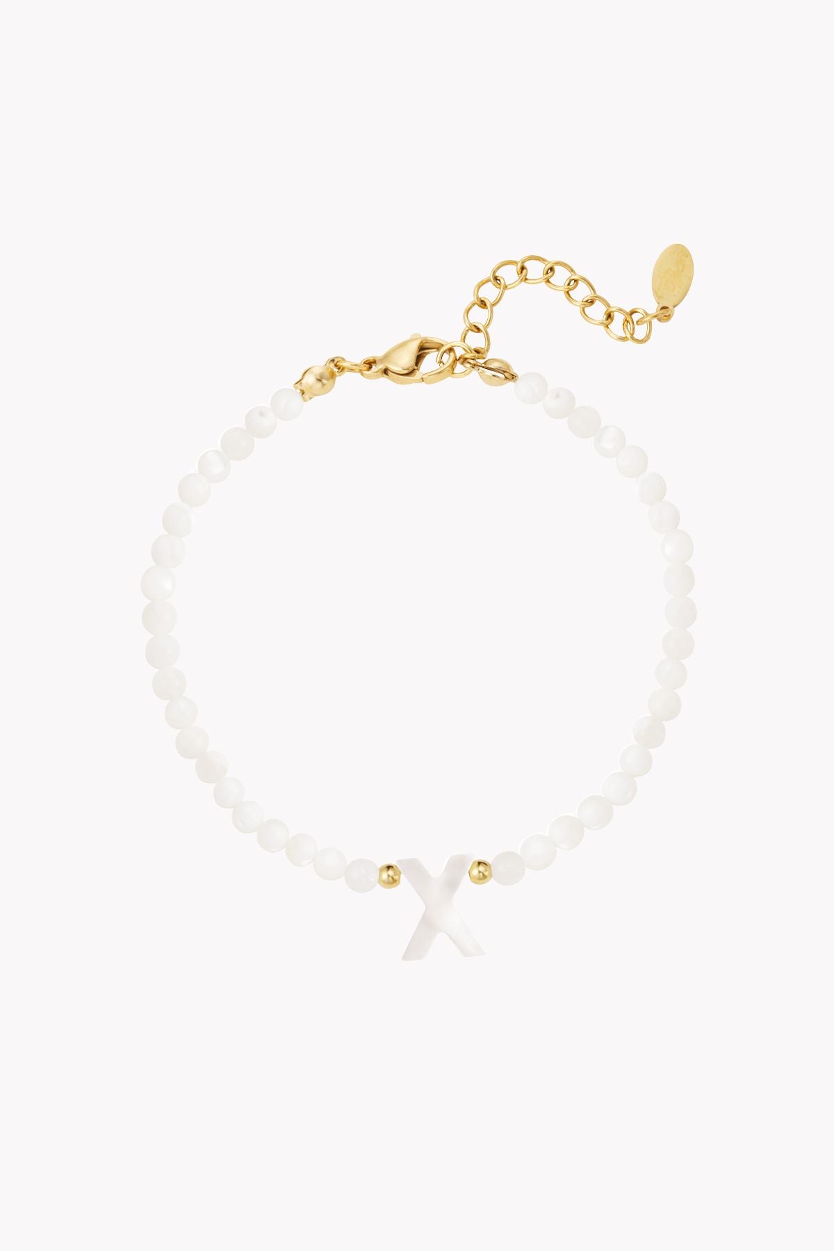 Perlenarmband mit Initiale