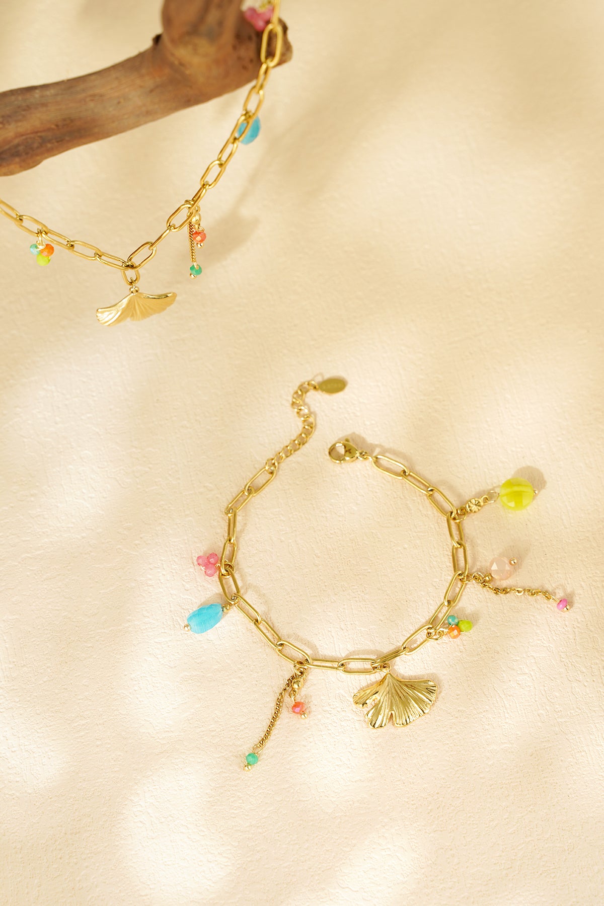 Farbenfrohes Armband in Gold – Der ideale Schmuck für einen frischen Look