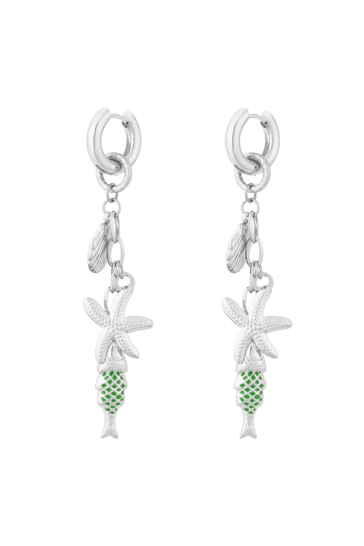Die silbernen Charm-Ohrringe "In The Ocean" im Mini-Creolen-Design mit maritimen Charms: Muschel, Seestern und Fisch