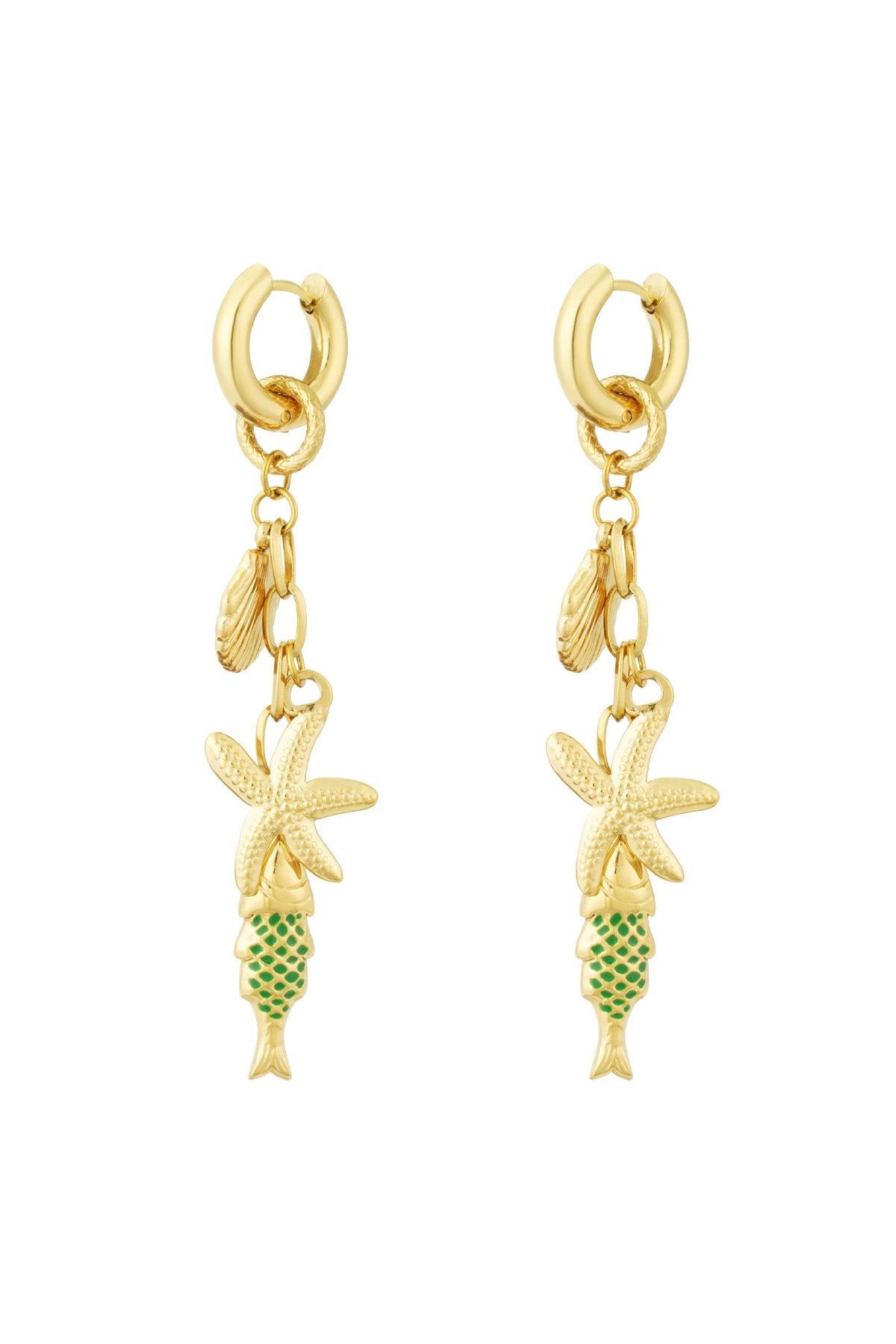 Nahaufnahme der goldfarbenen Charm-Ohrringe "In The Ocean" aus Edelstahl, verziert mit Muschel-, Seestern- und Fisch-Charm