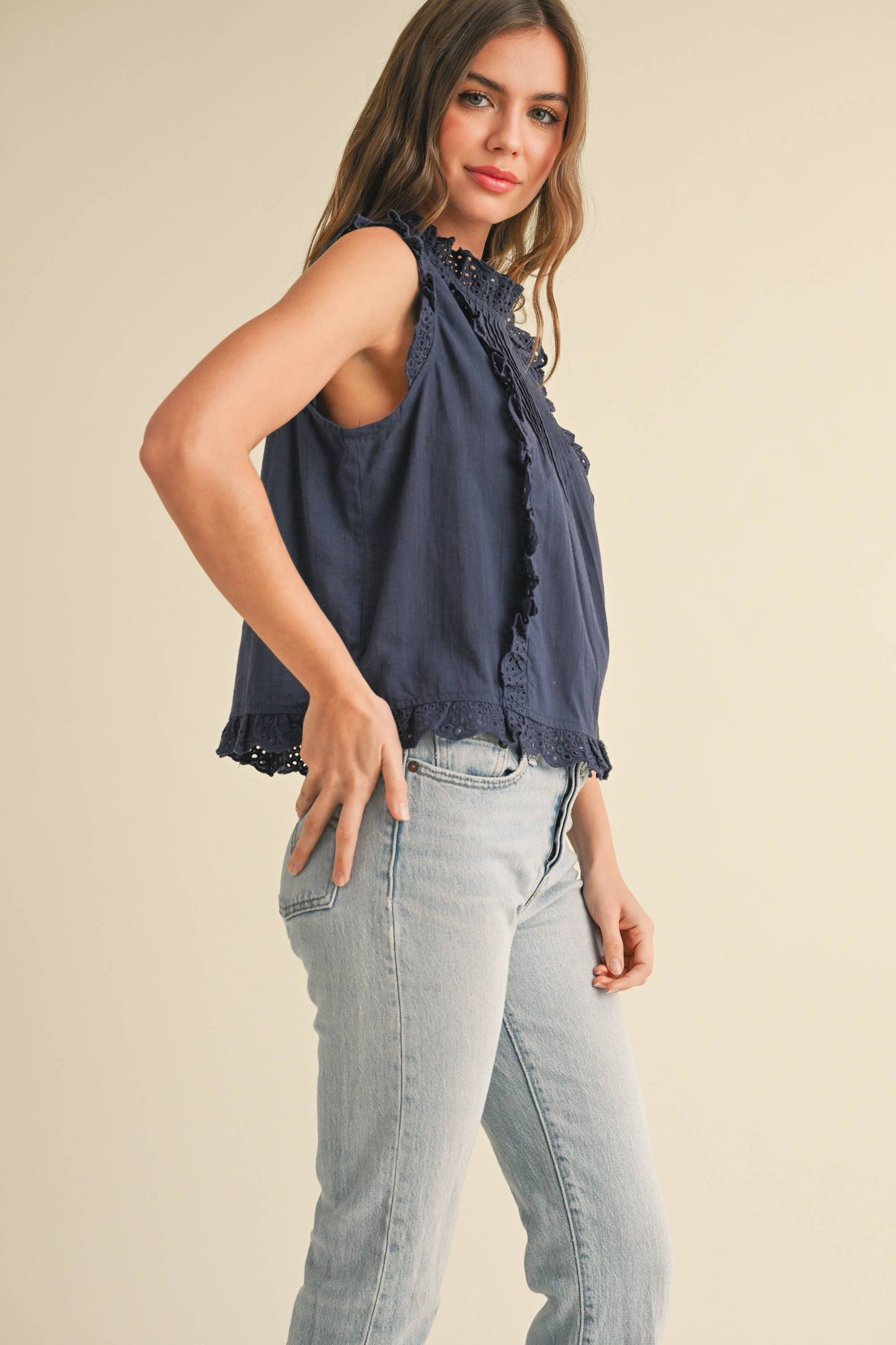Ärmellose Bluse mit Rüschen