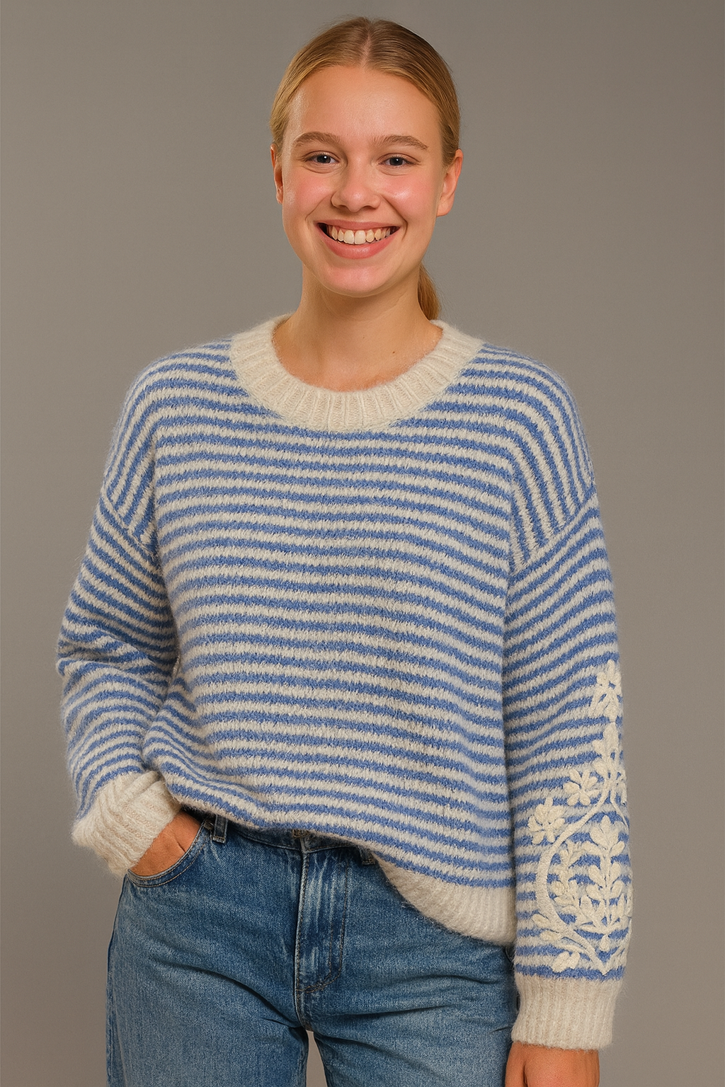 Gestreifter blauer und naturweißer Pullover mit Blumenstickereien mit Woll- und Alpaka-Anteil